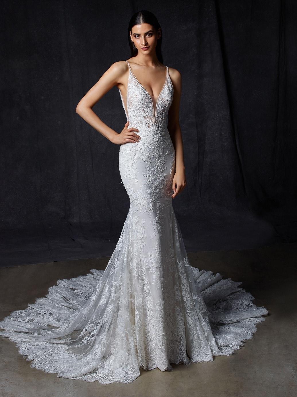 Spitzenbrautkleid im Fit-and-Flare-Schnitt mit transparentem Top, Plunge-Ausschnitt, tiefem Rücken und Schleppe von Enzoani, Modell Onora