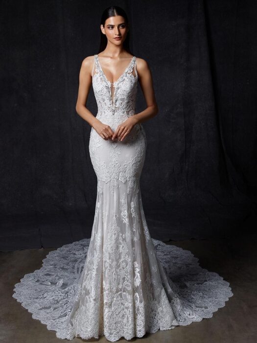 Fit-and-Flare-Hochzeitskleid mit Spitze, transparentem Top, Plunge-Ausschnitt, Tattoo-Effekt, Rücken-Cut-out und Schleppe von Enzoani, Modell Oretha