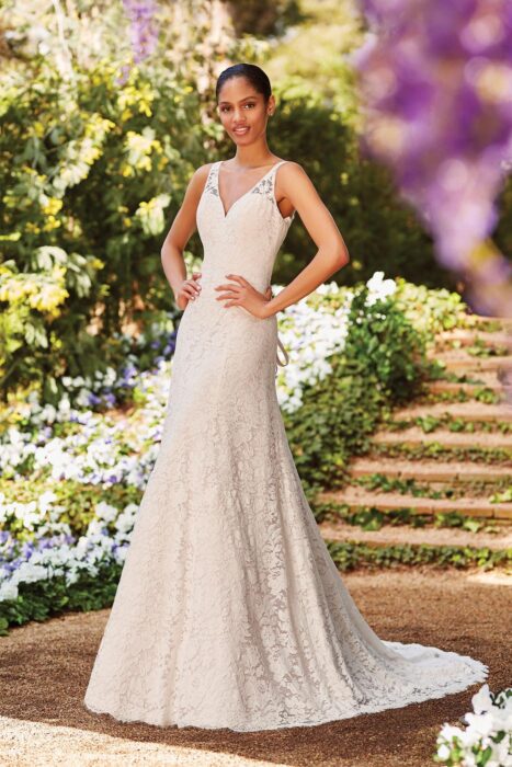 Fit-and-Flare-Brautkleid mit Allover-Spitze, V-Ausschnitt, Schnürung und Schleppe von Sincerity, Modell 44178