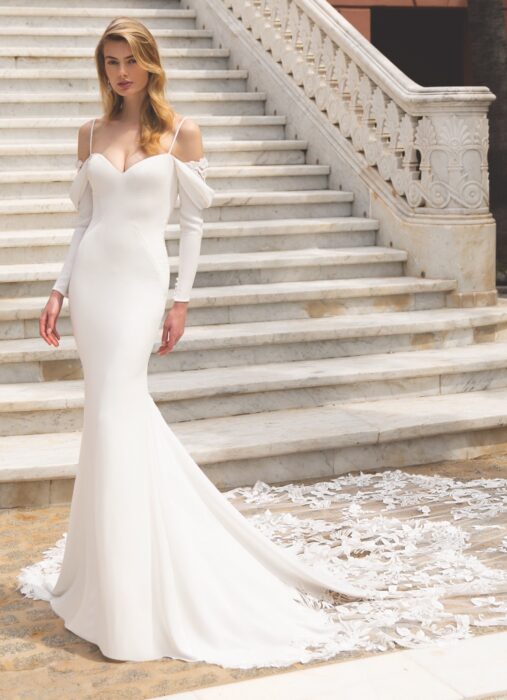 Figurbetontes Hochzeitskleid mit Spaghetti- und Offshoulder-Trägern von Enzoani, Modell Ronda