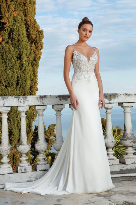 Fit-and-Flare-Brautkleid mit besticktem Spitzentop mit Spaghettiträgern und tiefem Rückenausschnitt sowie Schlepp von Justin Alexander, Modell 88119
