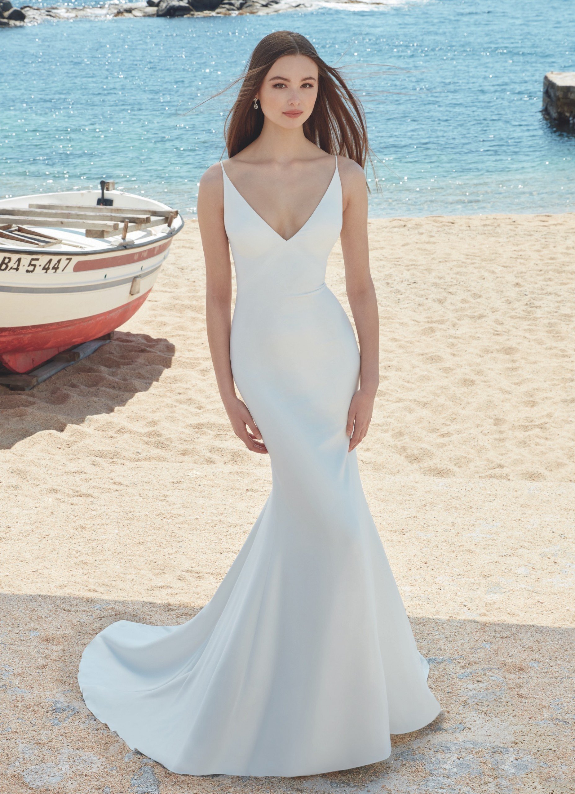 Mermaid-Brautkleid im Clean Chic mit V-Ausschnitt, Spaghettiträgern und Schleppe von Love, Modell Ansley