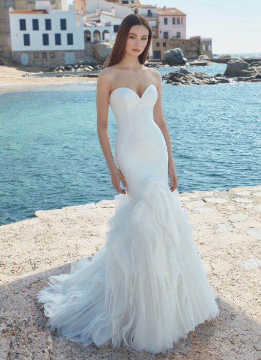 Trägerloses Hochzeitskleid im Clean Chic mit Sweetheart-Ausschnitt und Volants von Love, Modell Alyse