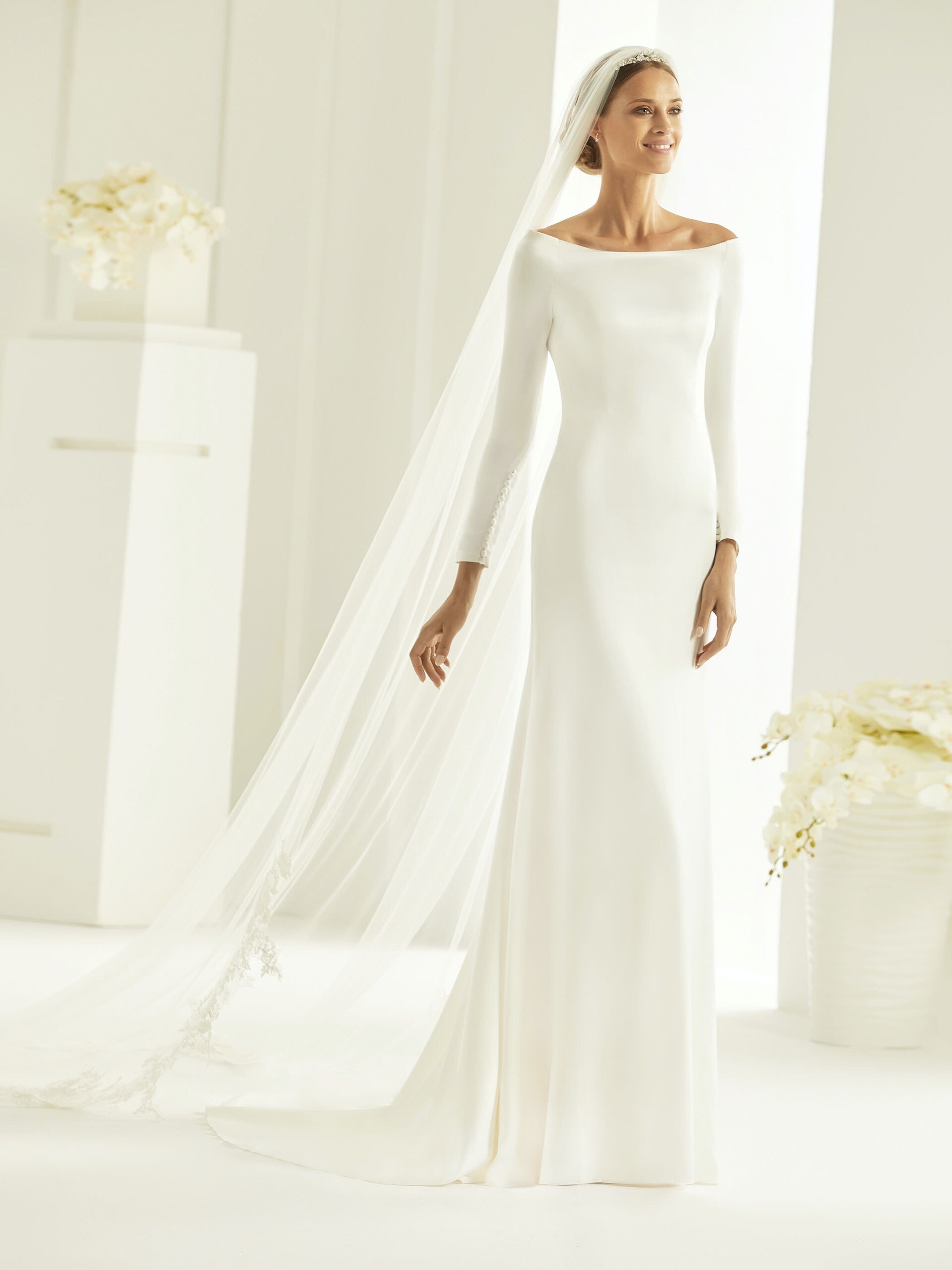Hochzeitskleid im Clean Chic mit U-Boot-Ausschnitt und langem Arm von Bianco Evento, Modell Tiffany
