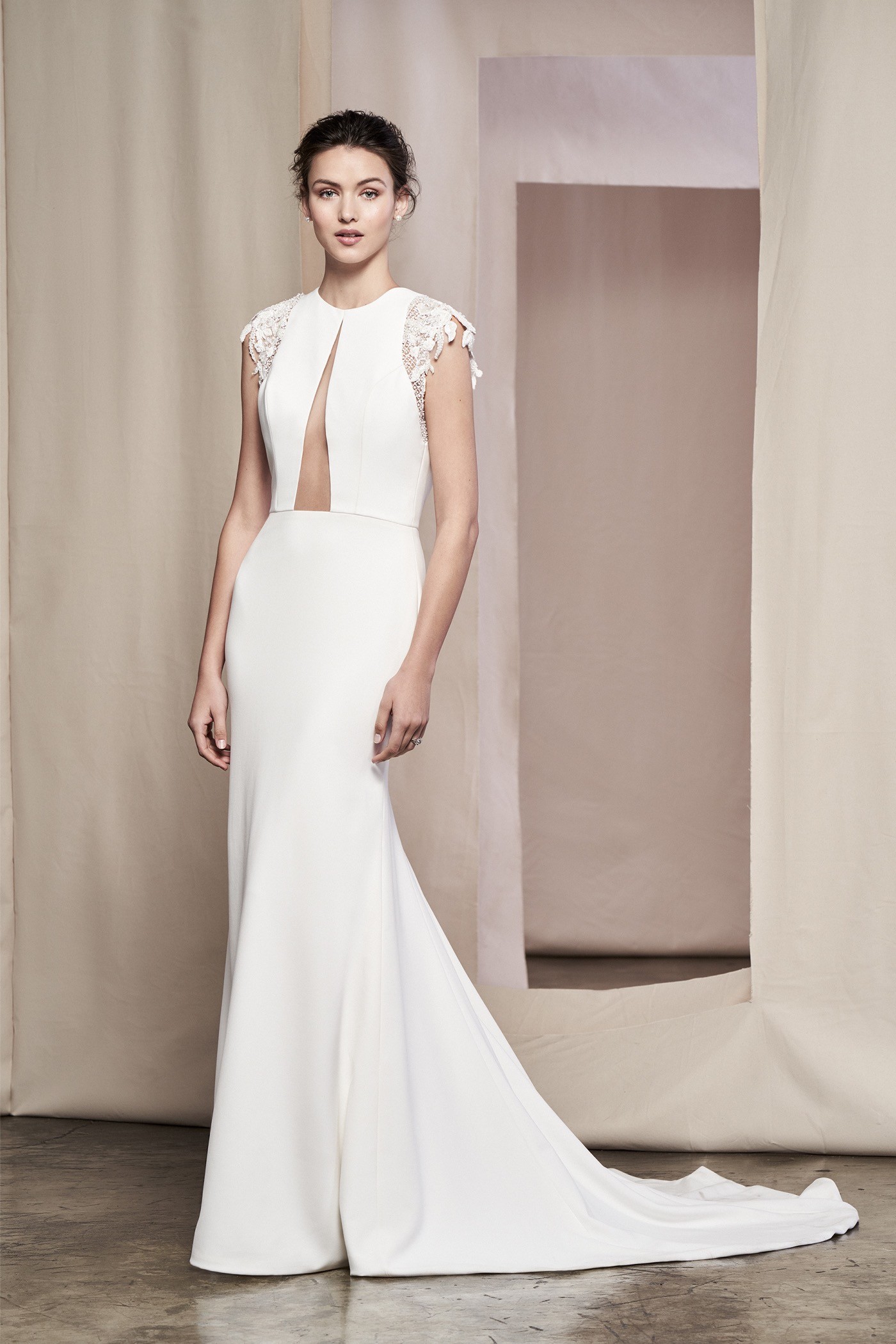 Fit-and-Flare-Brautkleid mit Spitzen-Cap-Ärmeln, Rundhalsausschnitt, Schleppe und Cut-outs von Justin Alexander Signature, Modell 99104 Daphne