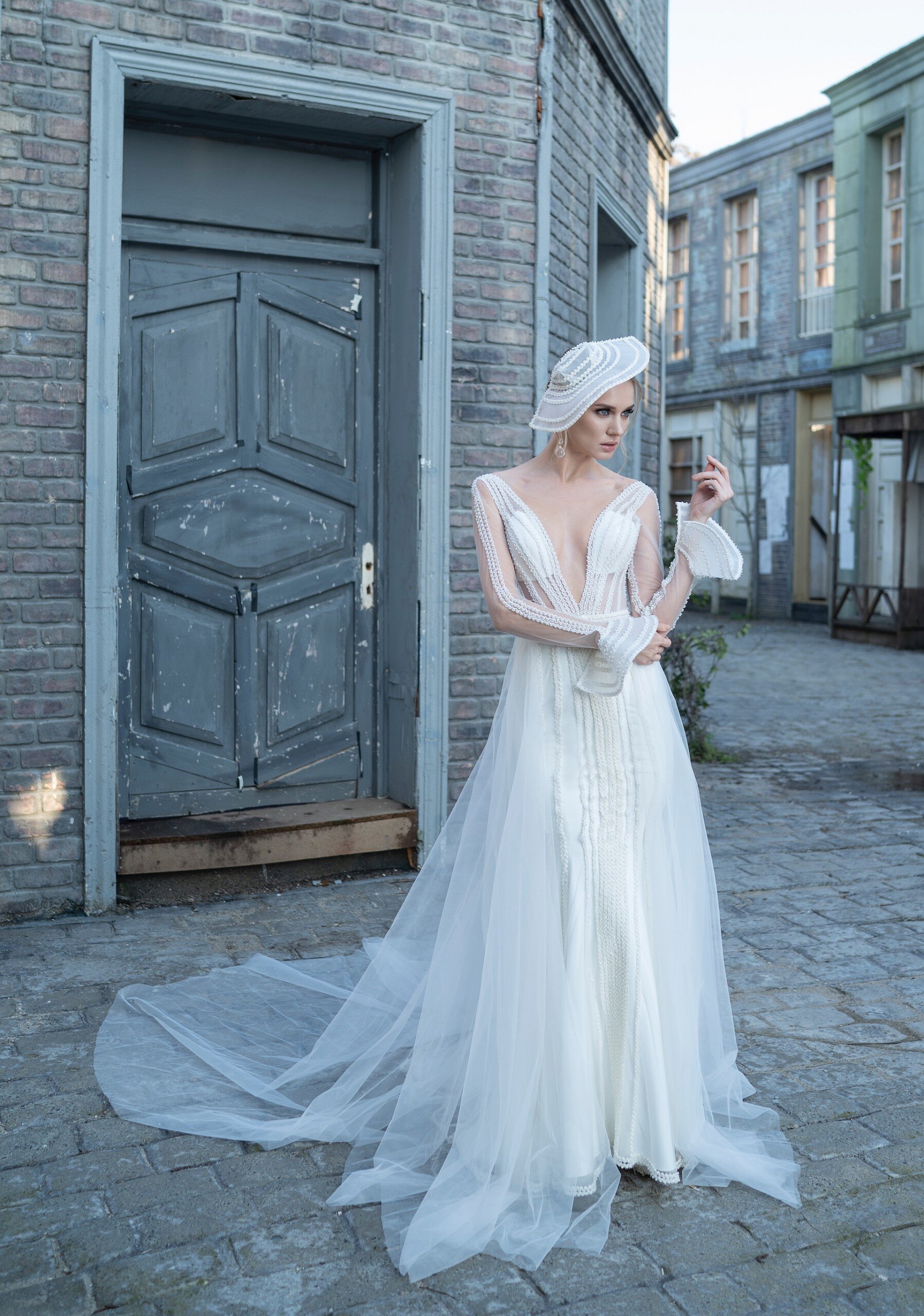 Fit-and-Flare-Brautkleid im Layering-Look mit transparentem Top, Plunge-Ausschnitt und Schleppe von Emine Yildirim, Modell 9029