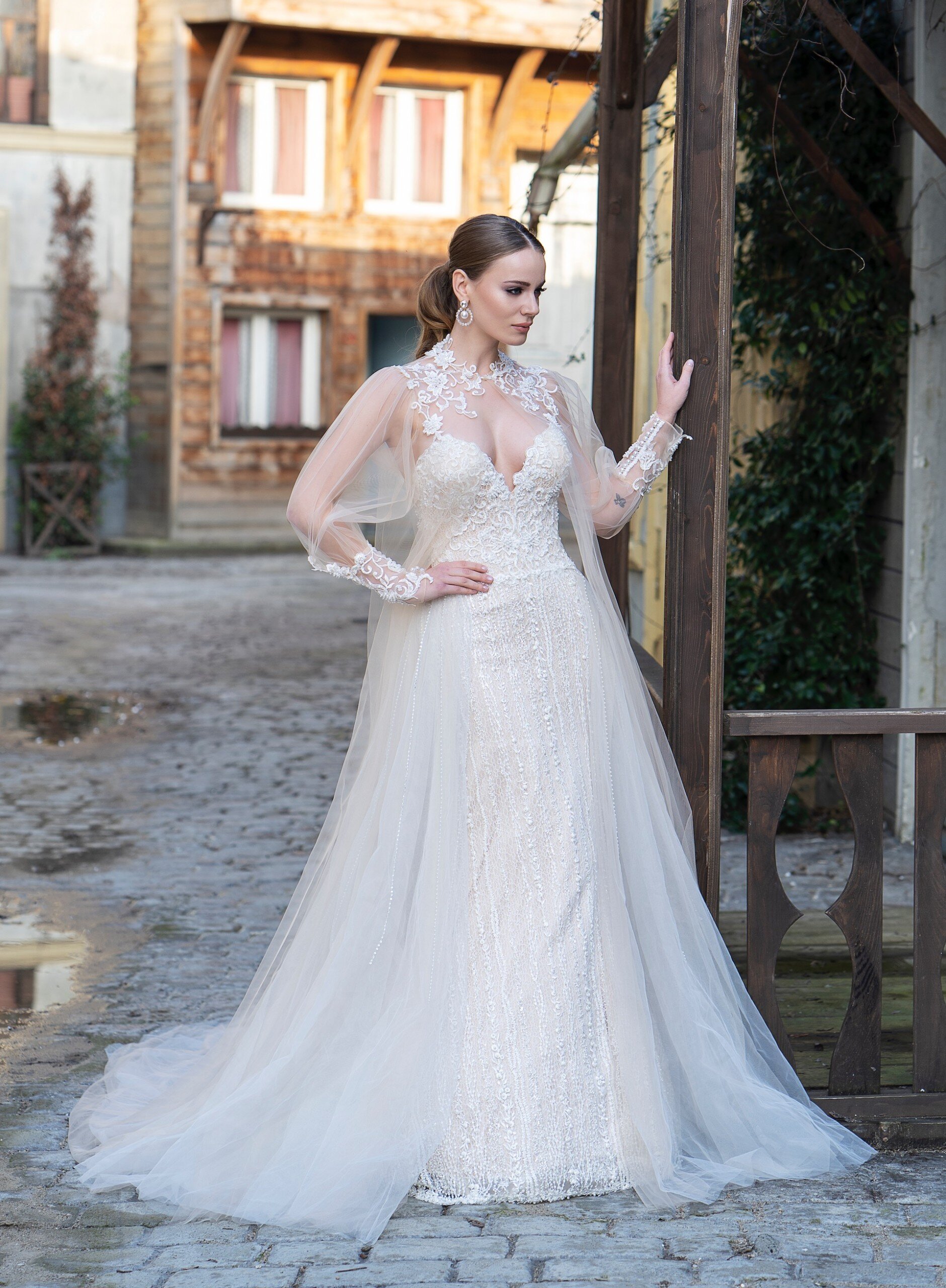 Hochzeitskleid im Layering-Stil mit Tüllschleppe, Sweetheart-Ausschnitt und transparenten Ärmeln von Emine Yildirim, Modell 9035
