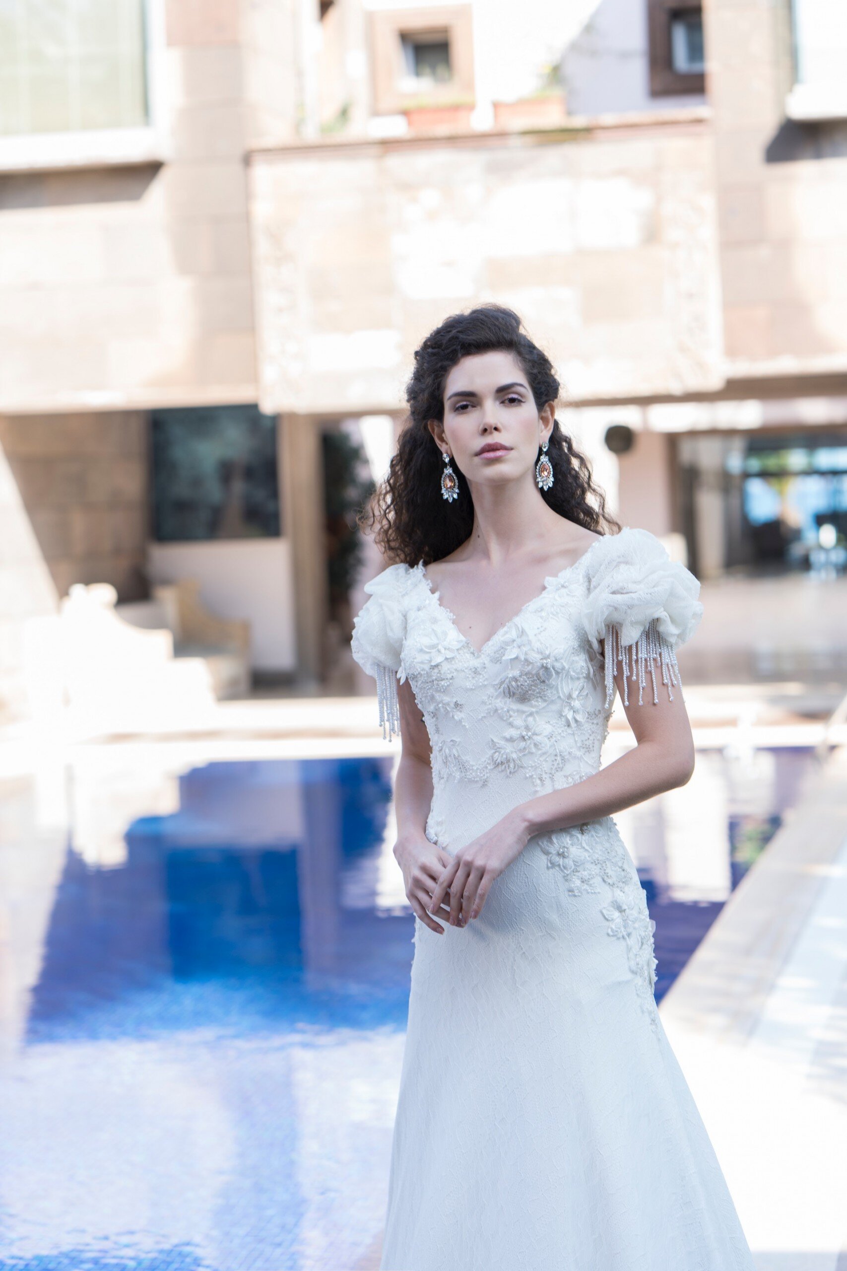 Spitzenbrautkleid im Fit-and-Flare-Schnitt mit abnehmbarer Schleppe, V-Ausschnitt, Stickereien, Puffärmeln und Perlendekoration von Emine Yildirim, Modell 8044