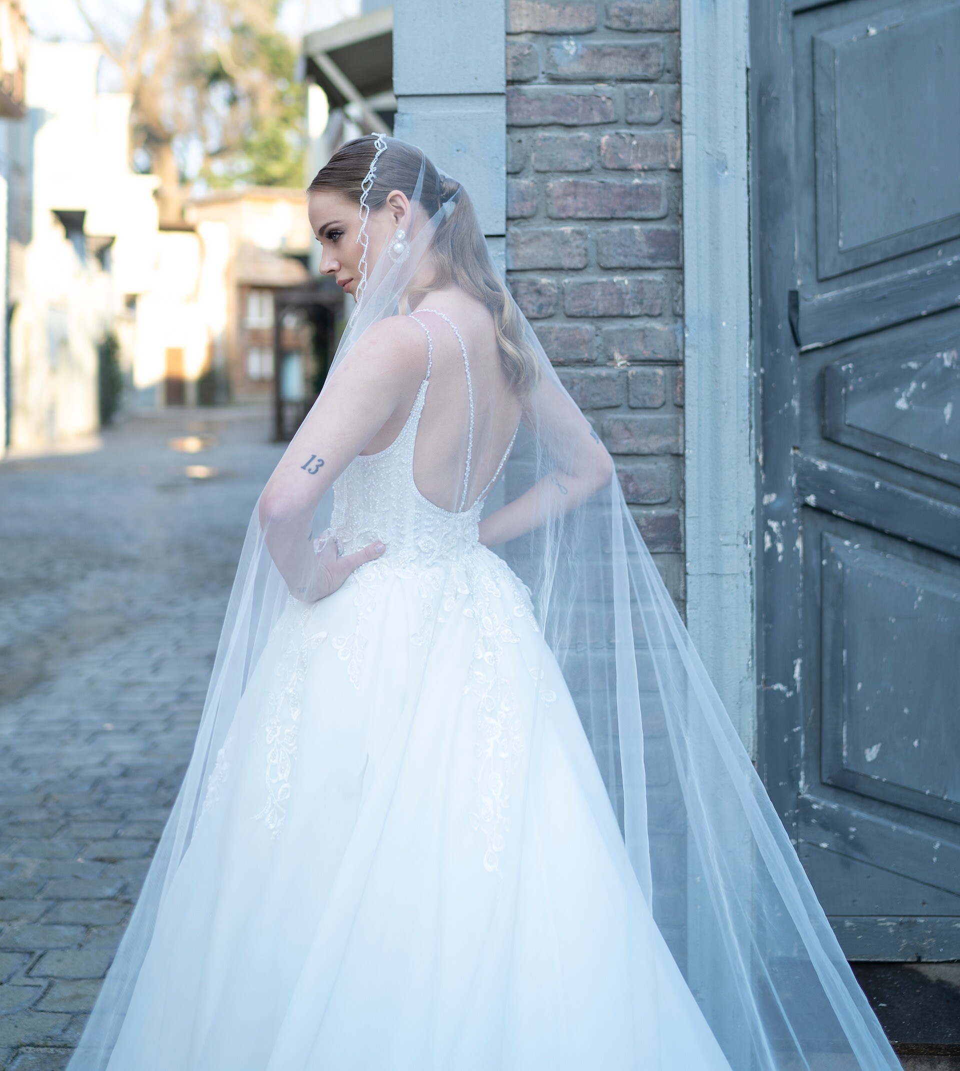 Royaler Wedding Look mit Spitze, Perlenstickereien und langer Schleppe von Emine Yildirim, Modell 9015