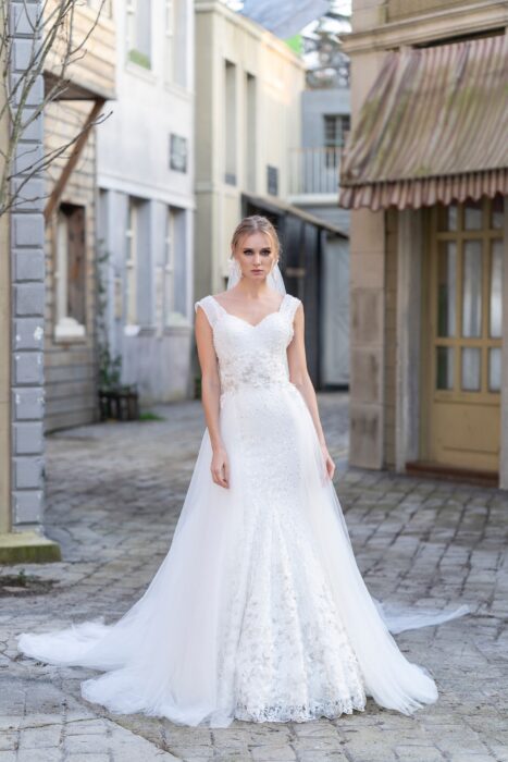 Fit-and-Flare-Brautkleid mit Schleppe, Spitze, Perlen-, Pailletten- und Strassstickereien von Emine Yildirim, Modell 9003