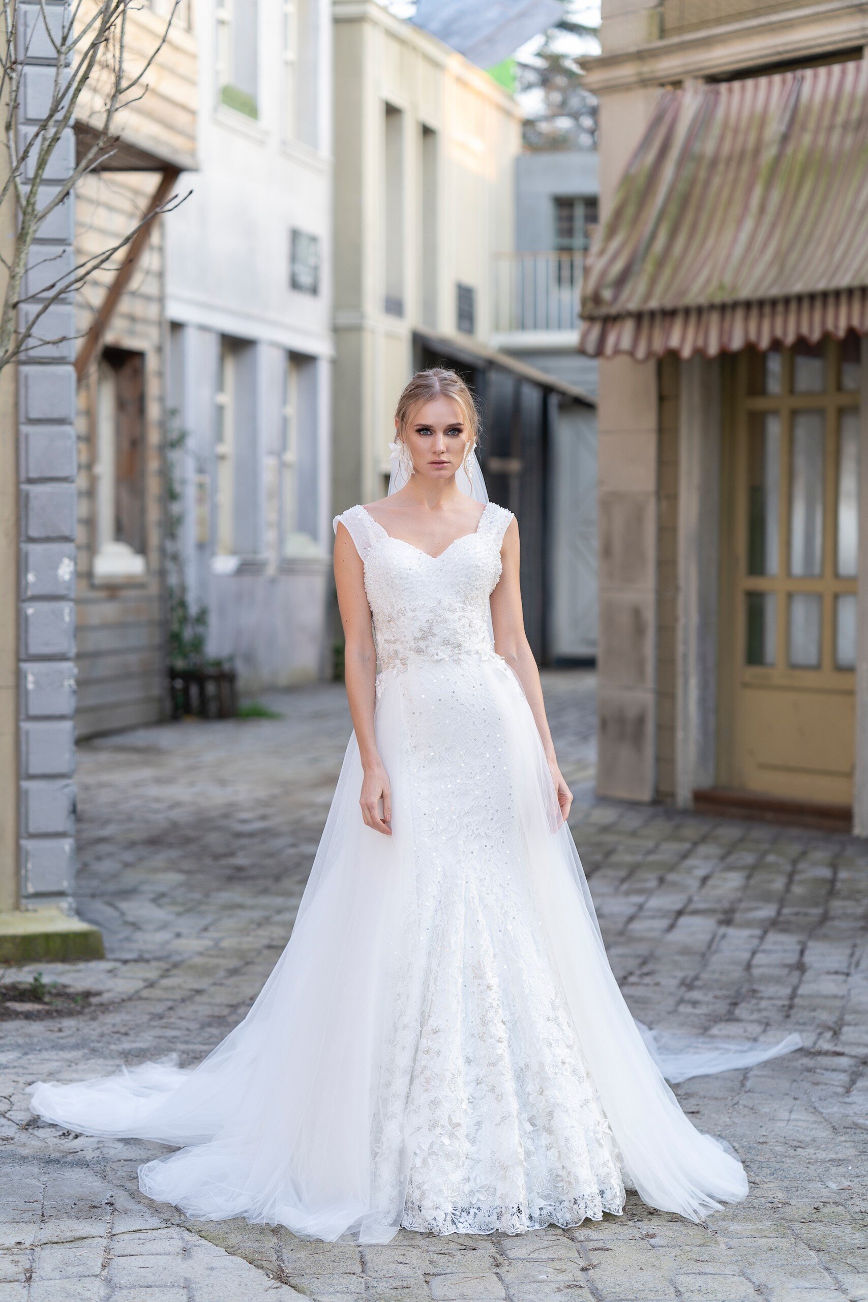 Fit-and-Flare-Brautkleid mit Schleppe, Spitze, Perlen-, Pailletten- und Strassstickereien von Emine Yildirim, Modell 9003