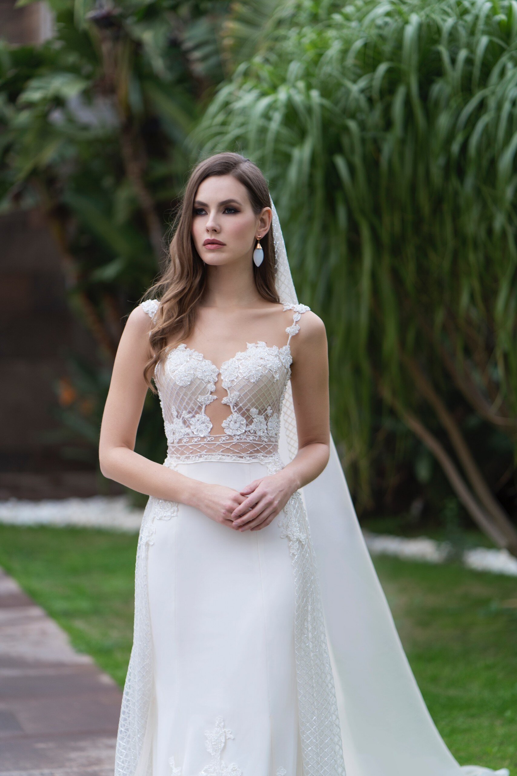 Fit-and-Flare-Brautkleid mit transparentem Top und Schleppe von Emine Yildirim, Modell 8021
