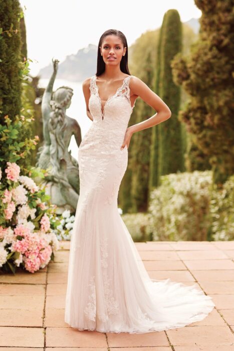 Fit-and-Flare-Brautkleid mit Spitze, Plunge-Ausschnitt und Rücken-Cut-out von Sincerity, Modell 44171