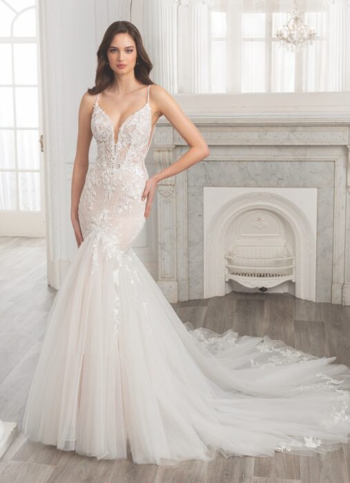 Brautkleid mit Plunge-Ausschnitt und Spaghettiträgern von Etoile, Modell Elia