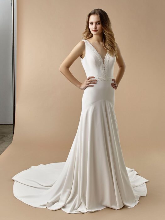Fit-and-Flare-Brautkleid mit Plunge-Ausschnitt, Spitzendekorationen, teifem Rücken und Schleppe von Beautiful Bridal, Modell BT 20-28