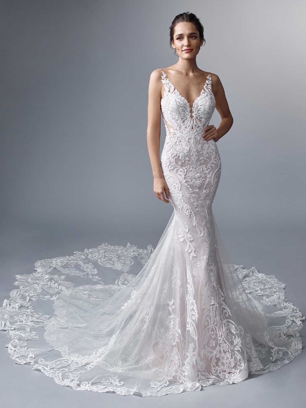 Fit-and-Flare-Brautkleid aus Spitze mit Plunge-Ausschnitt und doppelter Schleppe von Elysée Atelier, Modell Stellene