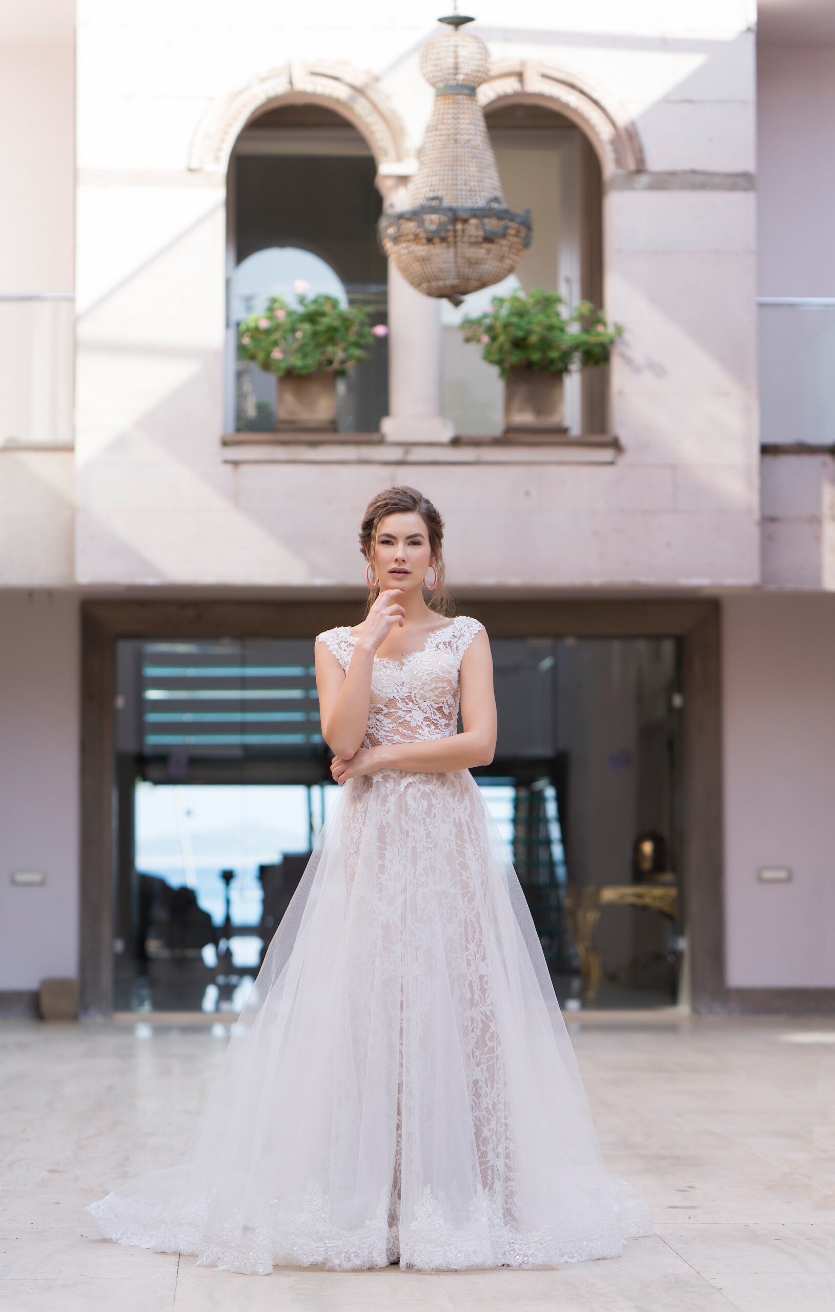 Spitzenbrautkleid im Fit-and-Flare-Schnitt mit transparentem Top und transparentem Überrock im Prinzessstil von Emine Yildirim, Modell 8007