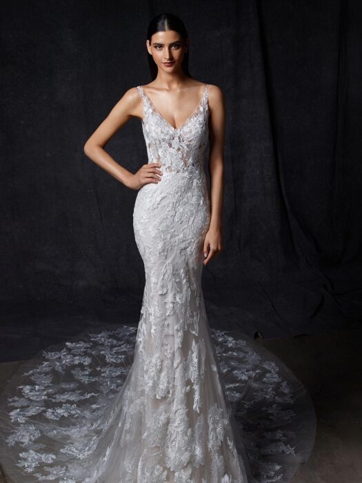 Puderfarbenes Fit-and-Flare-Brautkleid mit 3D-Spitze, transparentem Top mit V-Ausschnitt und tiefem Rücken sowie Schleppe von Enzoani, Modell Oriana