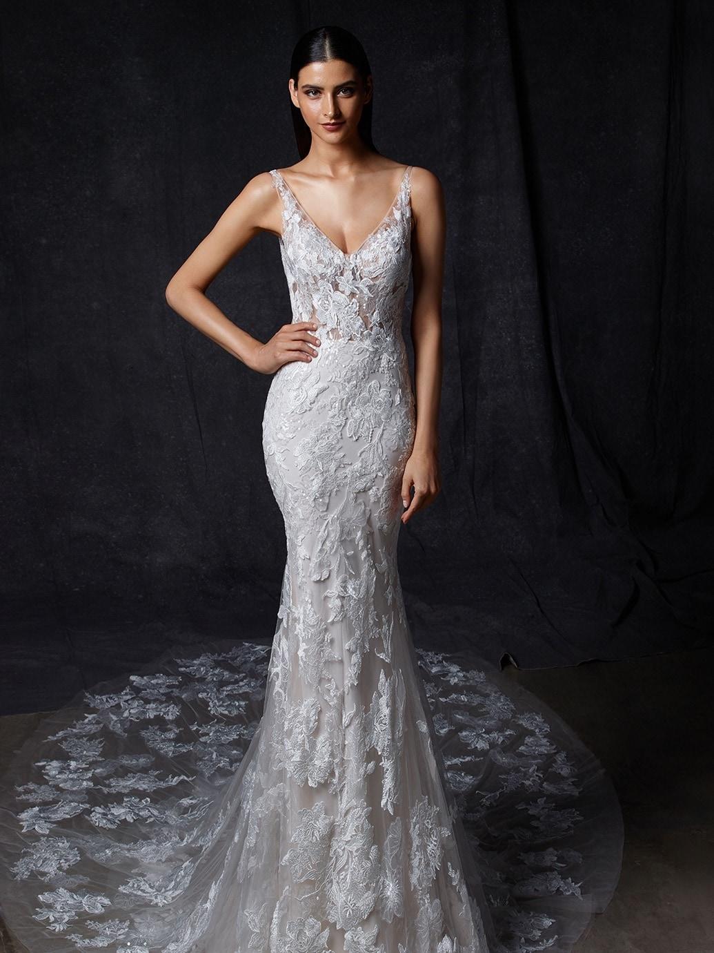 Puderfarbenes Fit-and-Flare-Brautkleid mit 3D-Spitze, transparentem Top mit V-Ausschnitt und tiefem Rücken sowie Schleppe von Enzoani, Modell Oriana