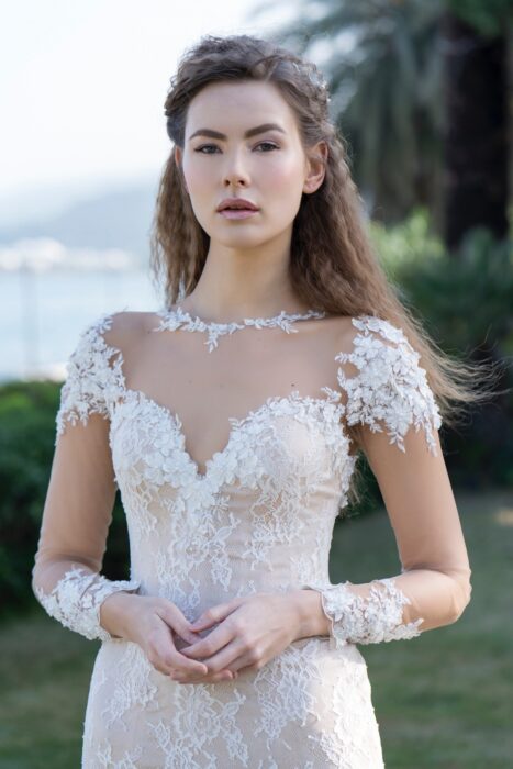 Puderfarbenes Spitzenbrautkleid im Fit-and-Flare-Schnitt mit Sweetheart-Ausschnitt und transparenten Ärmeln von Emine Yildirim, Modell 8039
