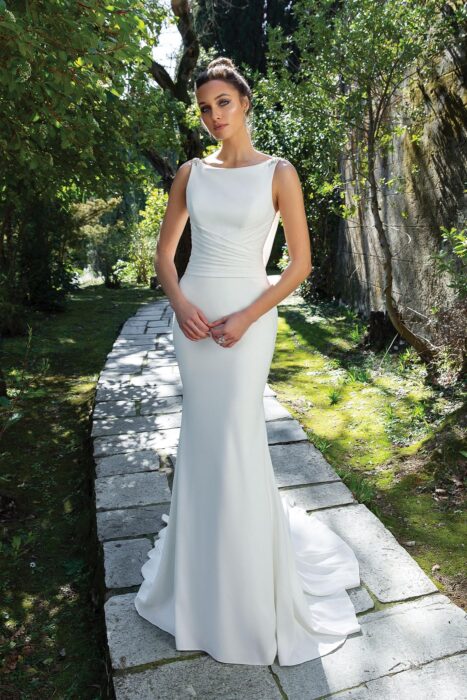 Fit-and-Flare-Brautkleid mit Rundhals-Ausschnitt, Strass-Details, raffiniertem Rücken und Schleppe von Justin Alexander, Modell 88108