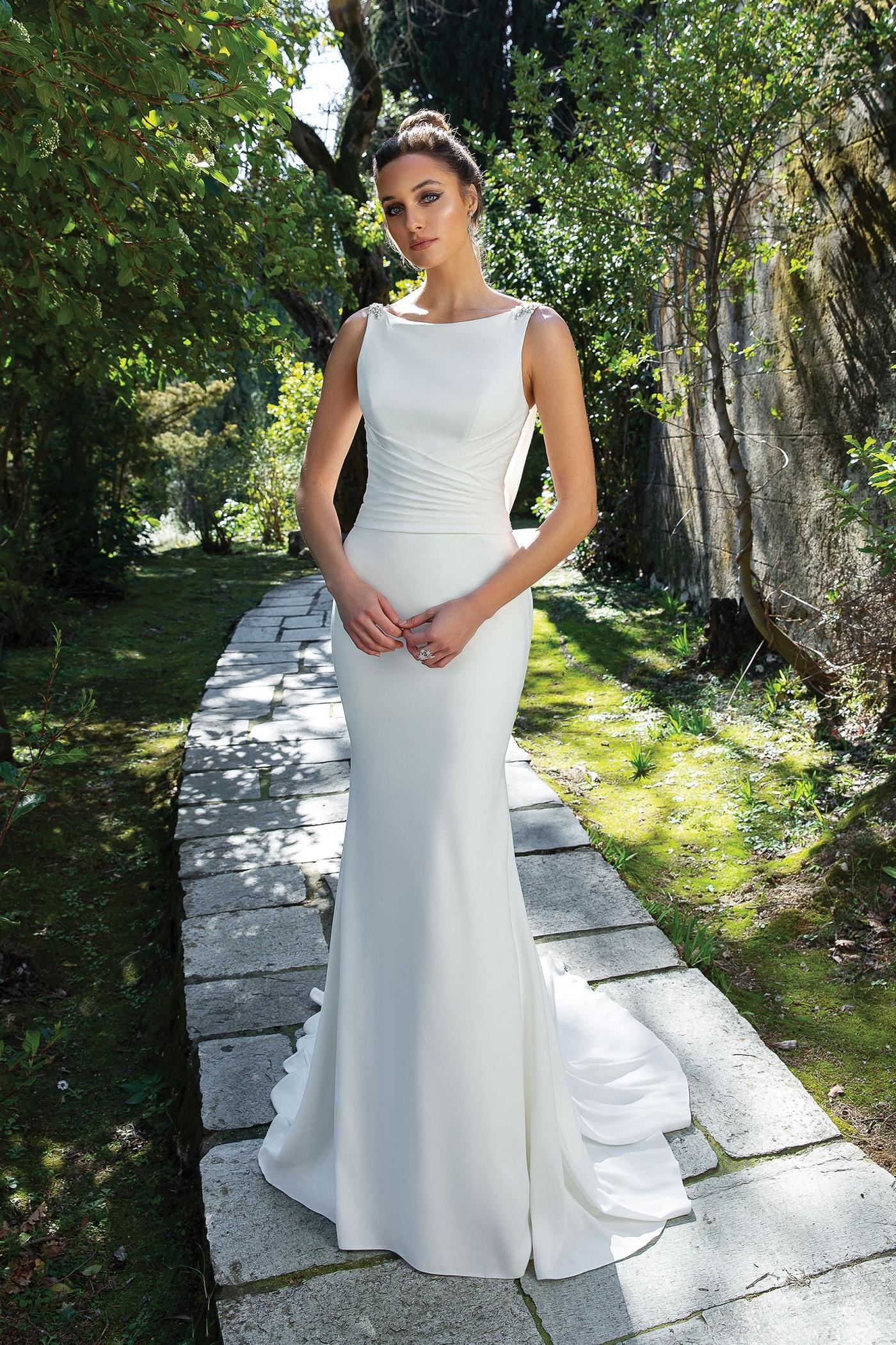 Fit-and-Flare-Brautkleid mit Rundhals-Ausschnitt, Strass-Details, raffiniertem Rücken und Schleppe von Justin Alexander, Modell 88108