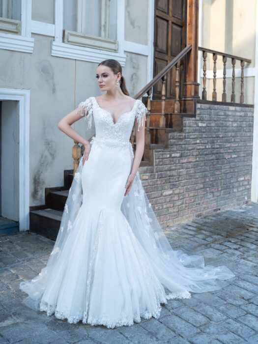 Fit-and-Flare-Brautkleid mit Tüllschleppe, Spitze, Pailletten und Perlen von Emine Yildirim, Modell 9006