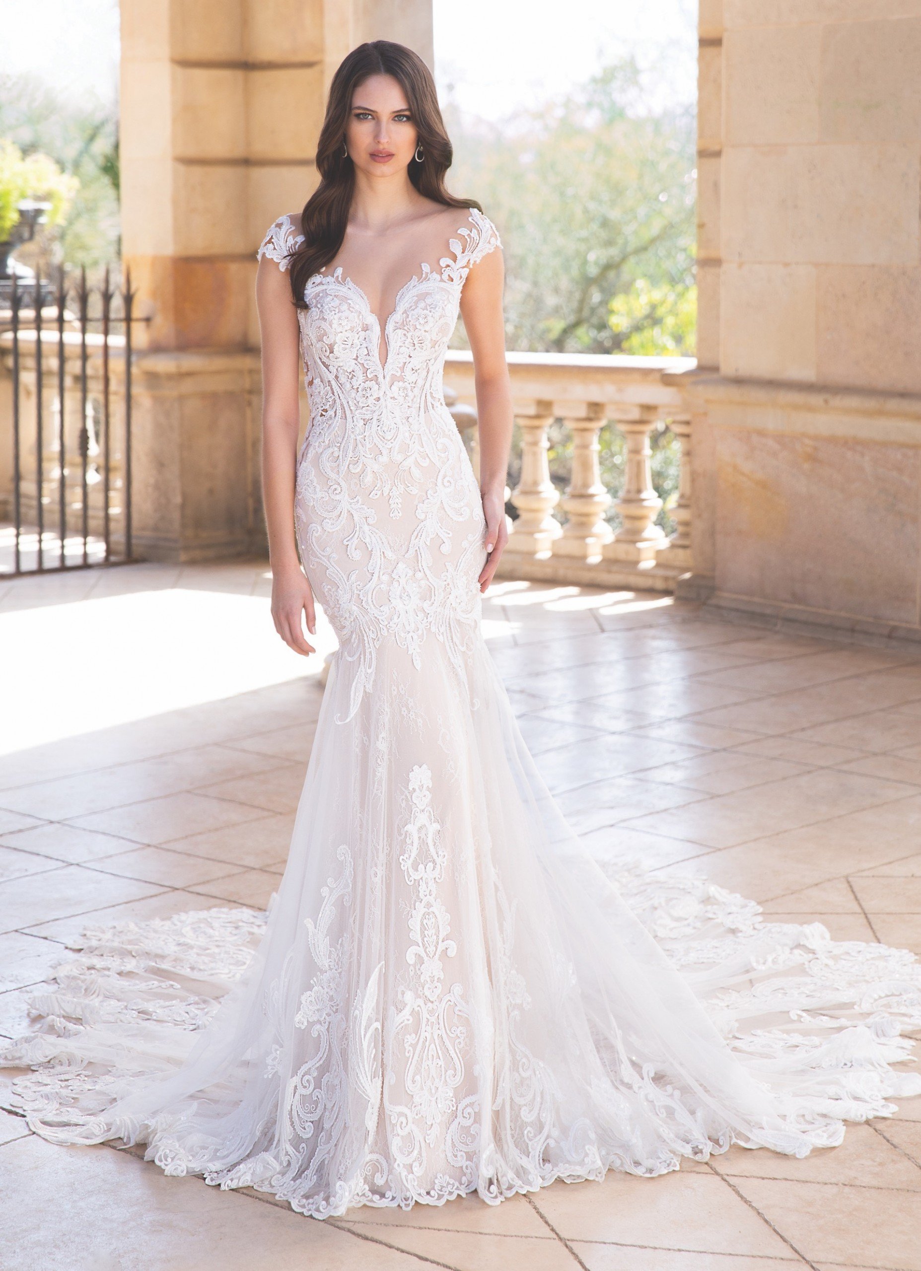 Hochzeitskleid mit Illusion-Plunge-Ausschnitt und Schleppe von Elysée, Modell Andea