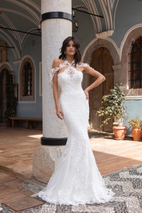 Schulterfreies Fit-and-Flare-Brautkleid aus Spitze mit Neckholder-Ausschnitt von Emine Yildirim, Modell 2013