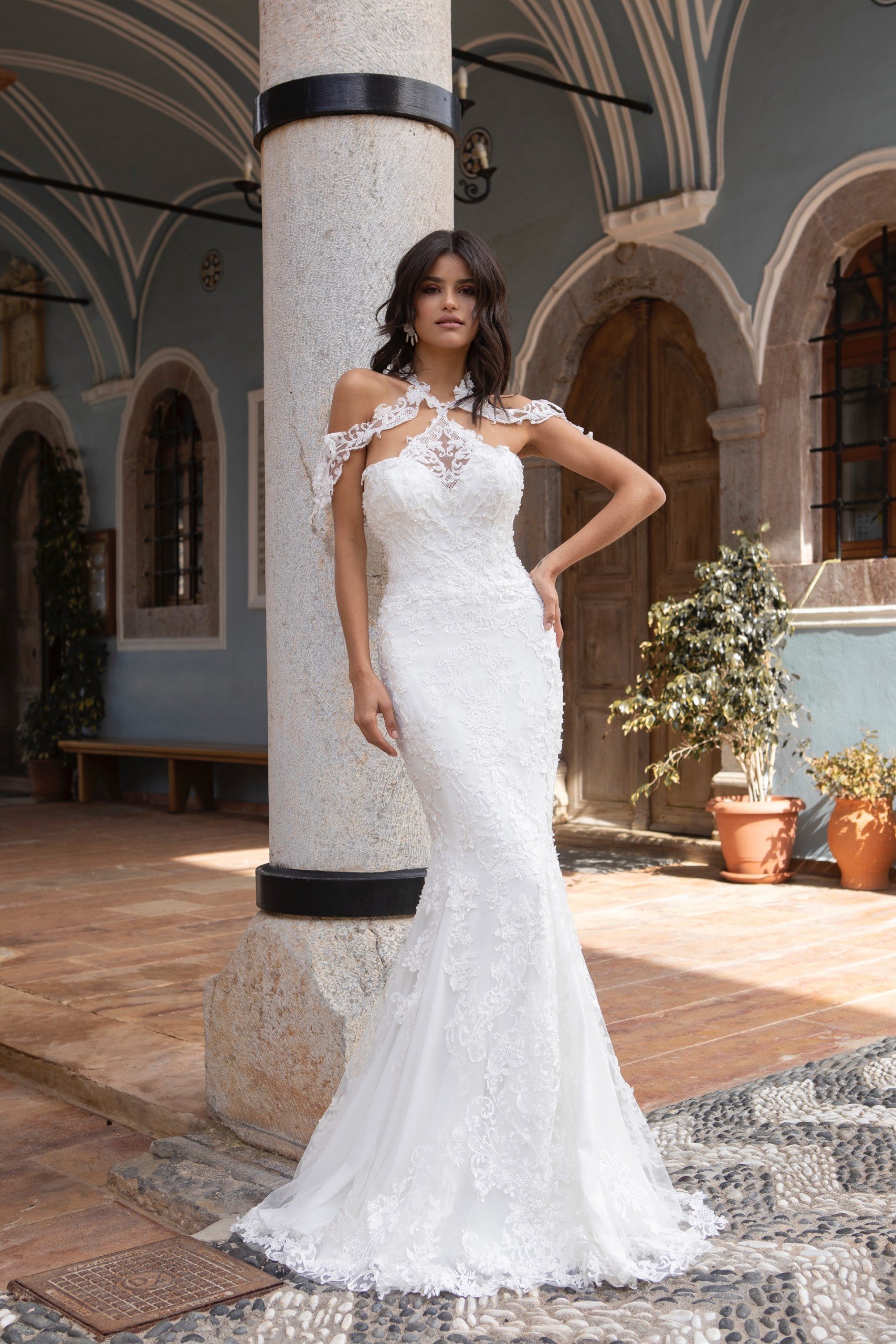 Schulterfreies Fit-and-Flare-Brautkleid aus Spitze mit Neckholder-Ausschnitt von Emine Yildirim, Modell 2013