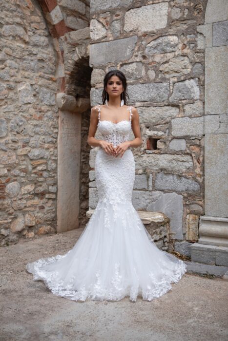 Fit-and-Flare-Brautkleid mit Spitzendekorationen, Ausschnitt in Herzform, Spaghettiträgern und Schleppe von Emine Yildirm, Modell 2010
