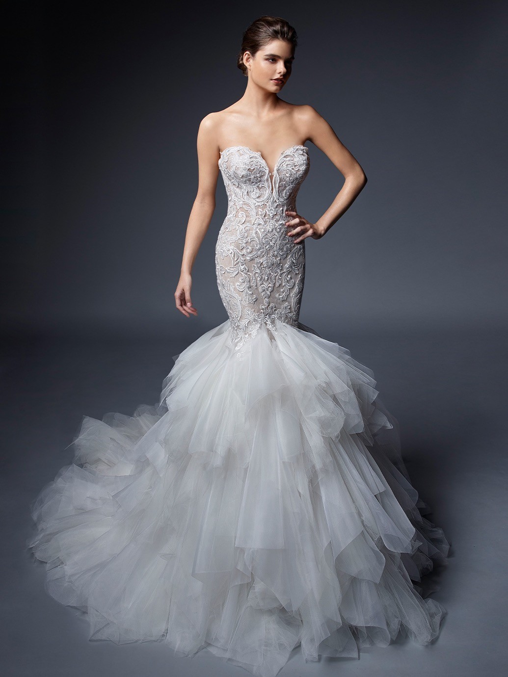 Trägerloses Brautkleid im Fit-and-Flare-Schnitt mit bestickter Spitze, herzförmigem Ausschnitt und Volants von Elysée, Modell Raphaelle