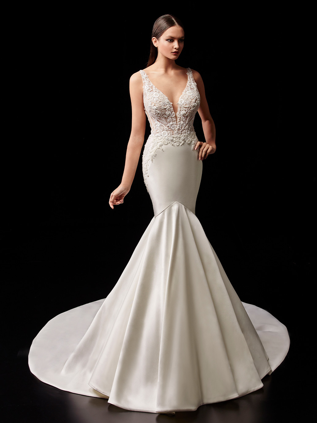 Satin-Brautkleid im Fit-and-Flare-Schnitt mit transparentem Spitzentop von Enzoani, Modell Pascale