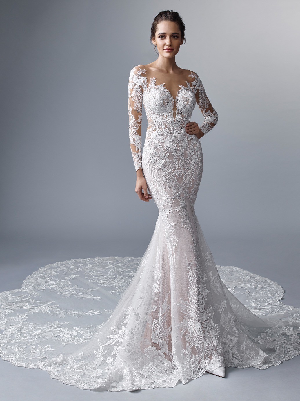 Langärmeliges Brautkleid mit Spitze, tiefem Rücken und Schleppe von Elysée Atelier, Modell Louveciennes