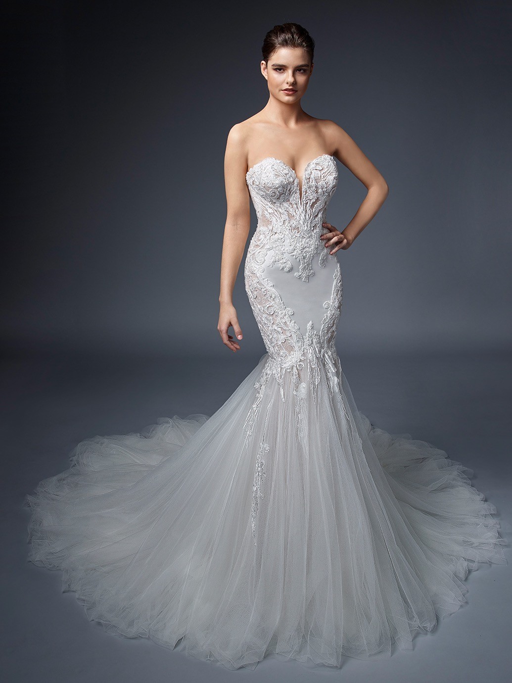 Schulterfreies Hochzeitskleid im Fit-and-Flare-Schnitt mit Spitze unterlegten, transparenten Cut-outs und Schleppe von Elysée, Modell Dianna
