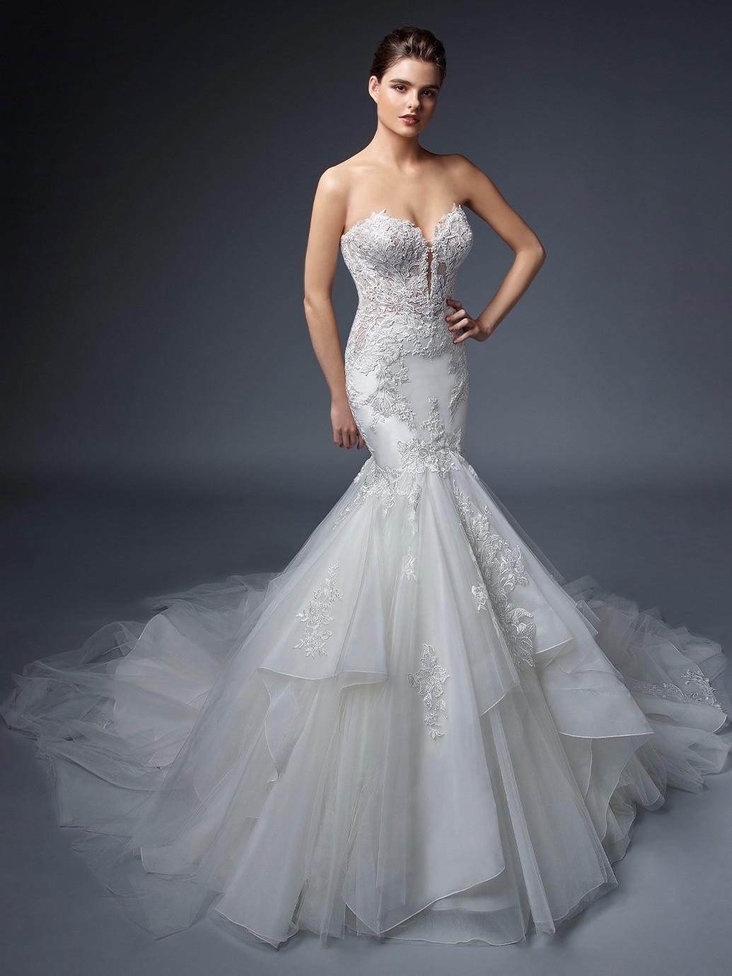Brautkleid im Fit-and-Flare-Schnitt mit trägerlosem Sweetheart-Ausschnitt und Schleppe von Elysée, Modell Maximilienne