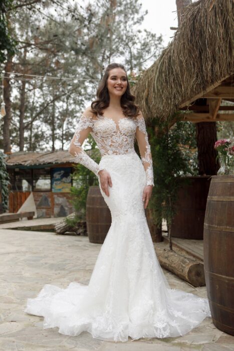 Brautkleid mit transparentem Spitzentop und Spitzenärmeln von Emine Yildirim, Modell 3016