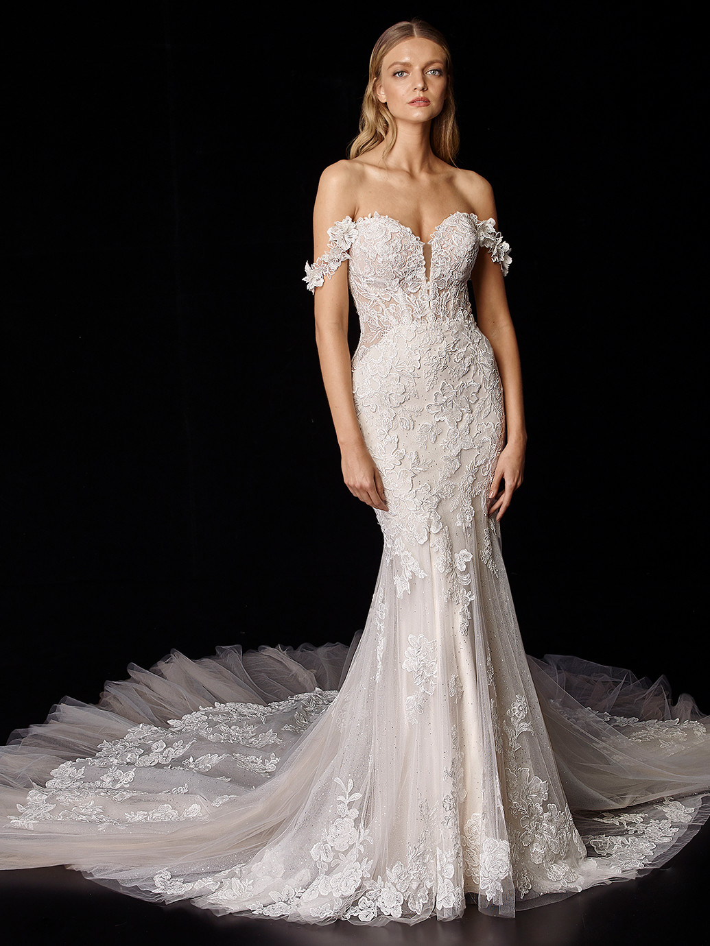 Schulterfreies Hochzeitskleid mit Ausschnitt in Herzform und Off-Shoulder-Trägern von Enzoani, Modell Peony