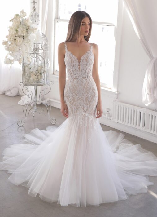 Rosafarbenes Fit and Flare-Brautkleid mit Kontrastspitze von Blue by Enzoani, Modell Onelia