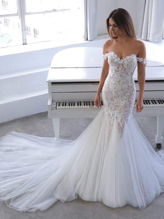 Schulterfreies Hochzeitskleid mit Spitzenblüten-Applikationen, Off-Shoulder-Trägern von Blue by Enzoani, Modell Narine