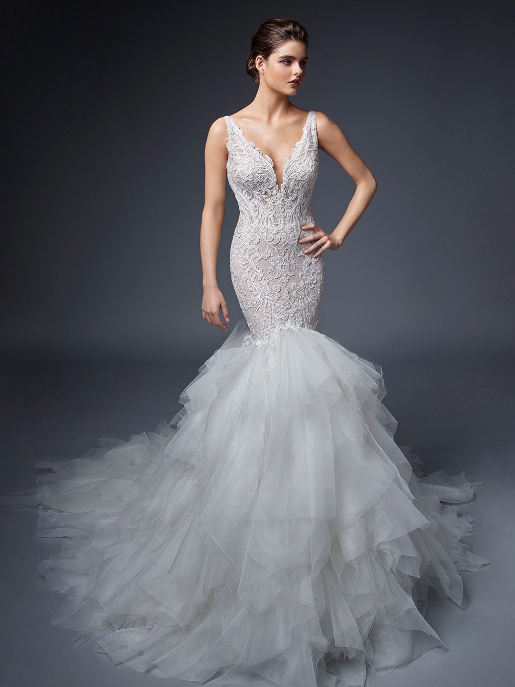 Brautkleid im Fit-and-Flare-Schnitt mit Volants, Spitze, Plunge-Ausschnitt und Schleppe von Elysée, Modell Isabelle