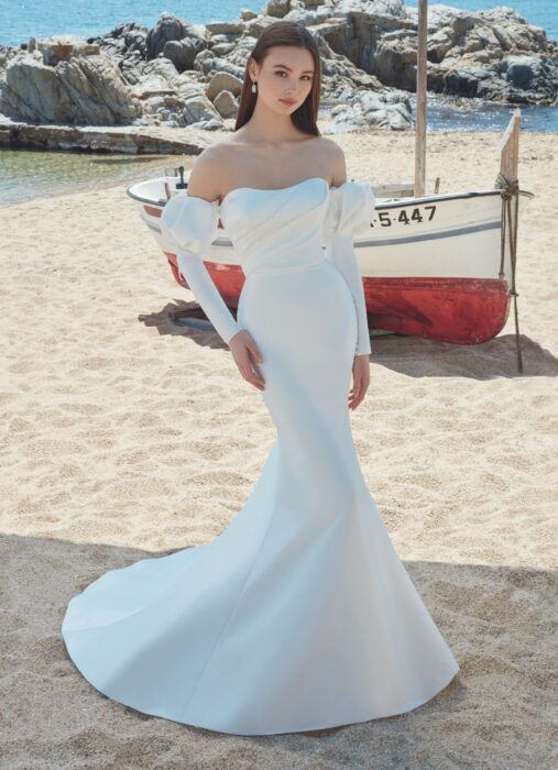 Schulterfreies Hochzeitskleid mit abnehmbaren Puffärmeln von Love, Modell Alyson