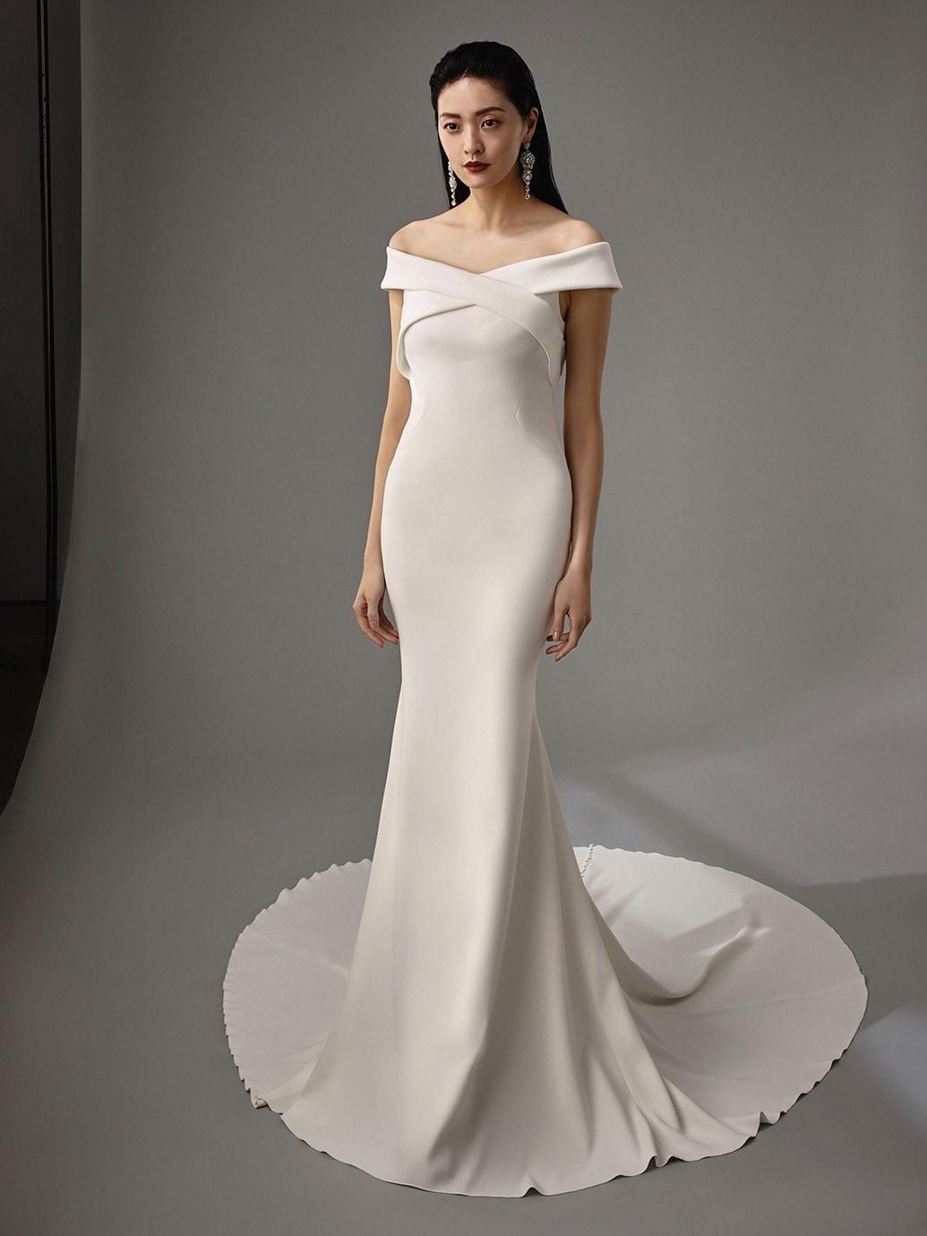 Fit-and-Flare-Brautkleid mit Carmen-Ausschnitt, Rücken-Cut-out und Schleppe von Blue by Enzoani, Modell Maylin