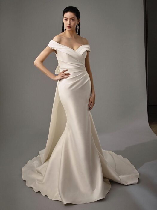 Fit-and-Flare-Brautkleid mit Carmen-Ausschnitt, Faltendrapierung, Schleife und Schleppe von Blue by Enzoani, Modell Marla