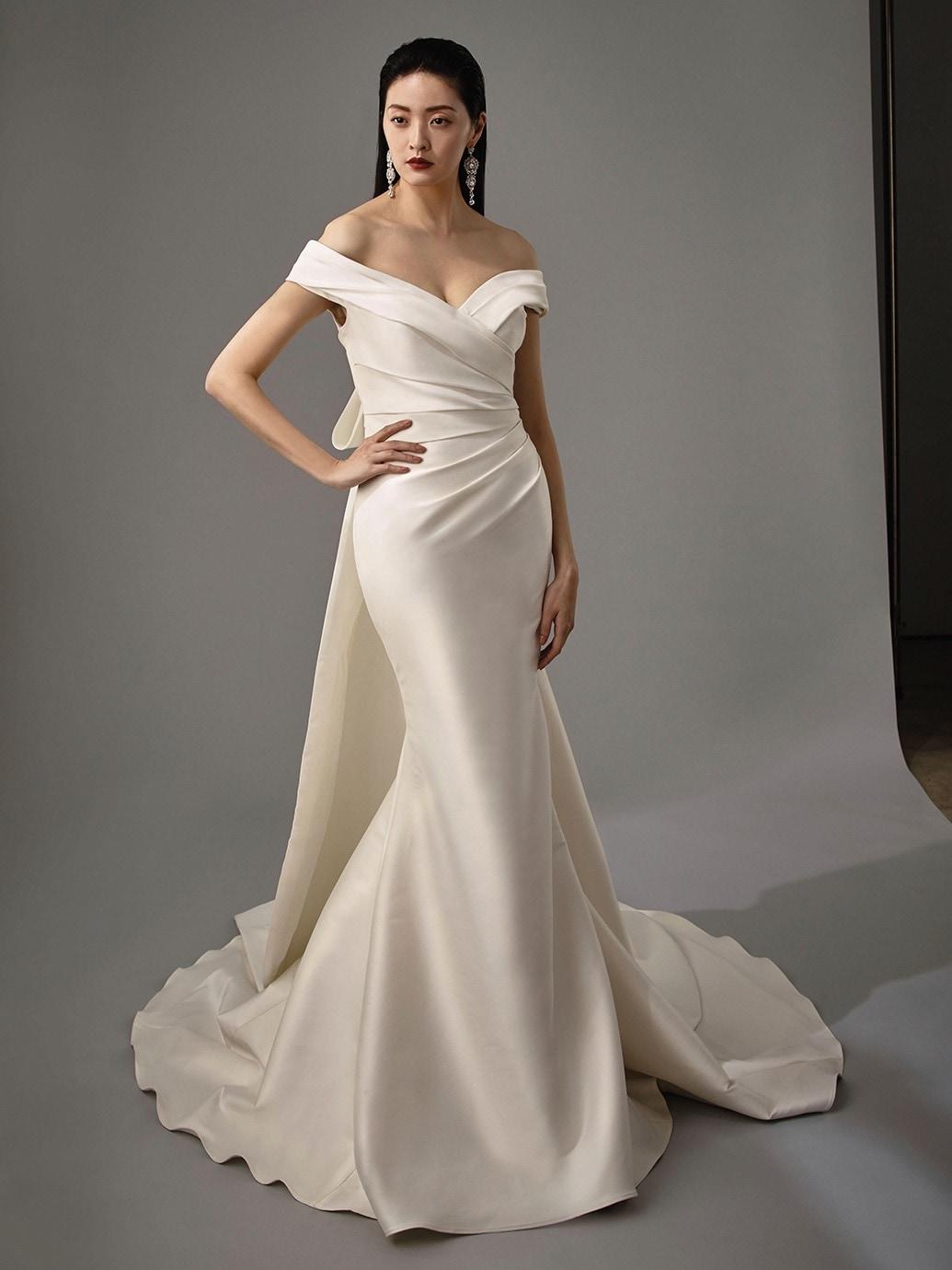 Fit-and-Flare-Brautkleid mit Carmen-Ausschnitt, Faltendrapierung, Schleife und Schleppe von Blue by Enzoani, Modell Marla