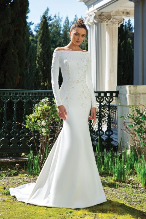 Schulterfreies Fit-and-Flare-Brautkleid mit langen Ärmeln, Stickereien und Schleppe von Justin Alexander, Modell 88111