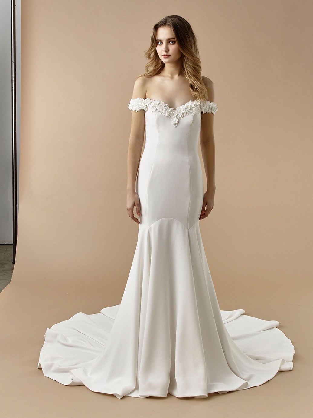 Fit-and-Flare-Brautkleid mit Offhoulder-Trägern, Blütenapplikationen und Schleppe von Beautiful Bridal, Modell BT 20-14