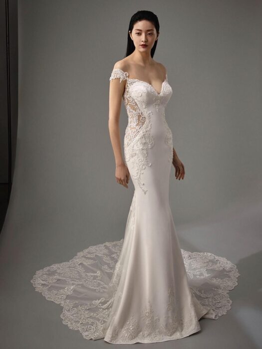 Schulterfreies Fit-and-Flare-Brautkleid mit Transparenz, Spitze und tiefem Rückenausschnitt sowie Schleppe von Blue by Enzoani, Modell Marquise