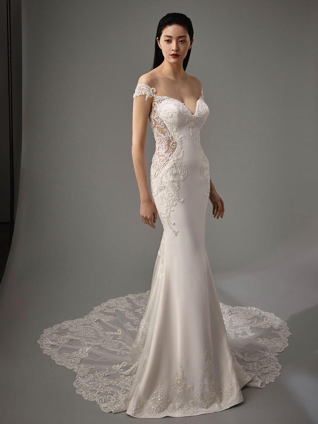 Schulterfreies Fit-and-Flare-Brautkleid mit Transparenz, Spitze und tiefem Rückenausschnitt sowie Schleppe von Blue by Enzoani, Modell Marquise