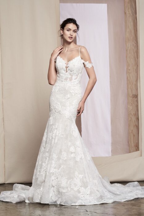 Brautkleid im Fit-and-Flare-Schnitt aus Spitze mit transparentem Top, Plunge-Ausschnitt, Spaghetti- und Offshoulder-Trägern sowie tiefem Rücken und Schleppe von Justin Alexander Signature, Modell 99089 Tansy